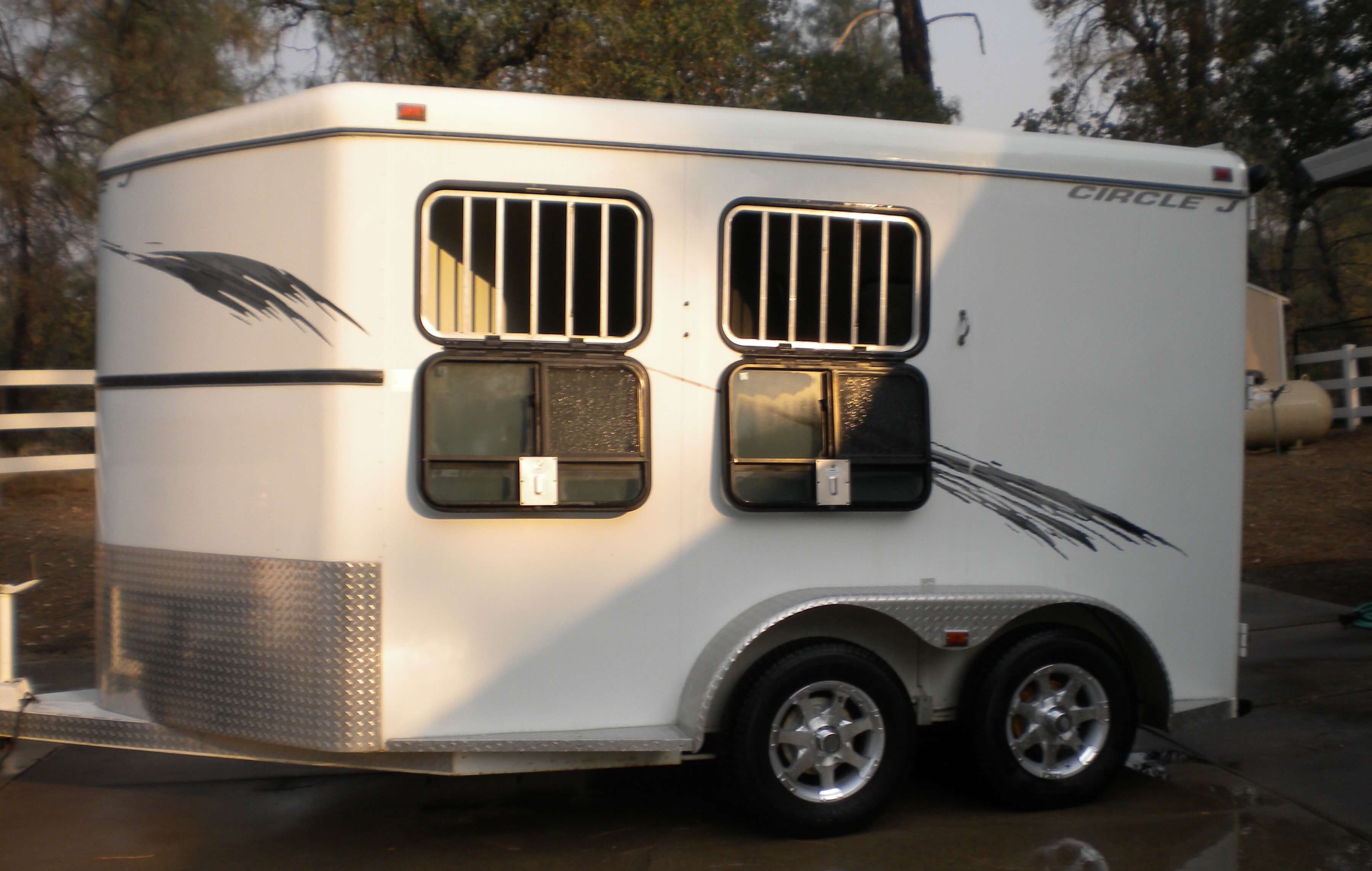 horsetrailer.jpg